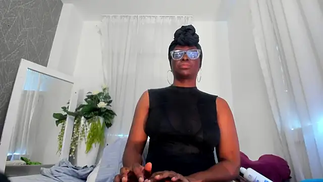 Snapshot of LolaJenkinss chatting on October 15, 1:25 pm LolaJenkinss online show from October 15, 1:25 pm