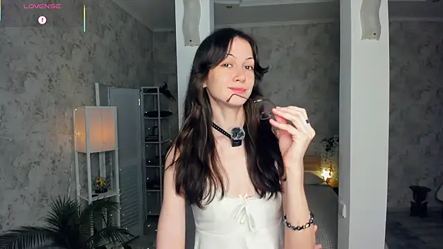 ReneeLippeatt online show from December 17, 7:18 pm