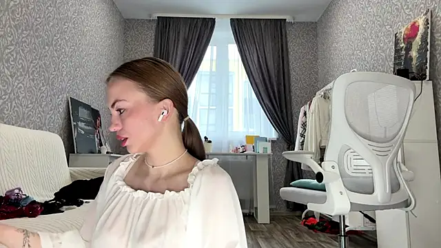 Snapshot of SofiaSmiles chatting on October 19, 5:42 am SofiaSmiles online show from October 19, 5:42 am