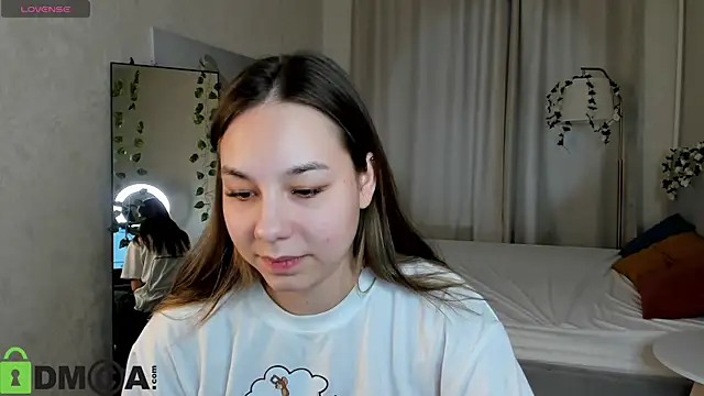 Al1ice Moures online show from February 6, 9:34 am