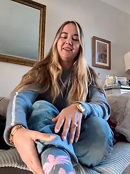 Snapshot of BarbieDolly_x chatting on October 9, 4:00 pm BarbieDolly x online show from October 9, 4:00 pm