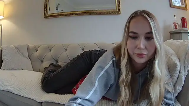 Snapshot of BarbieDolly_x chatting on October 8, 2:43 pm BarbieDolly x online show from October 8, 2:43 pm