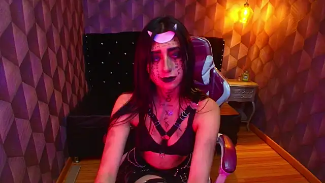 Nanisshawna online show from October 31, 3:52 am