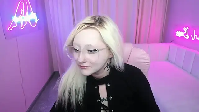 Snapshot of JuliaSharkk chatting on October 9, 8:02 pm JuliaSharkk online show from October 9, 8:02 pm