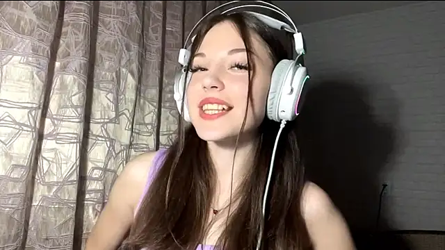 Snapshot of Tyrira_glow chatting on October 9, 1:37 pm Tyrira glow online show from October 9, 1:37 pm