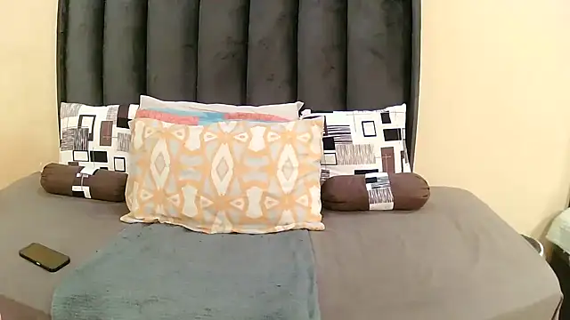 CurvyQueenx2 online show from June 23, 3:26 am
