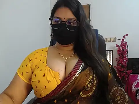 Queen Homaira online show from November 16, 5:02 pm