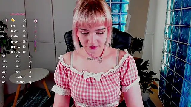 Snapshot of MayWins chatting on October 5, 7:24 am MayWins online show from October 5, 7:24 am