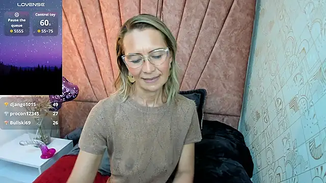 Snapshot of Issa_Milf__ chatting on October 16, 2:52 pm Issa Milf online show from October 16, 2:52 pm