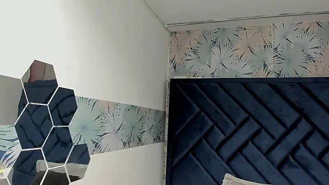 Valery More   online show from October 23, 1:06 pm