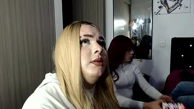 Redvelvett22 online show from November 11, 4:41 am