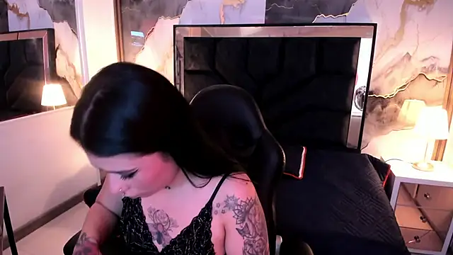 SusanVilla online show from December 1, 9:28 pm