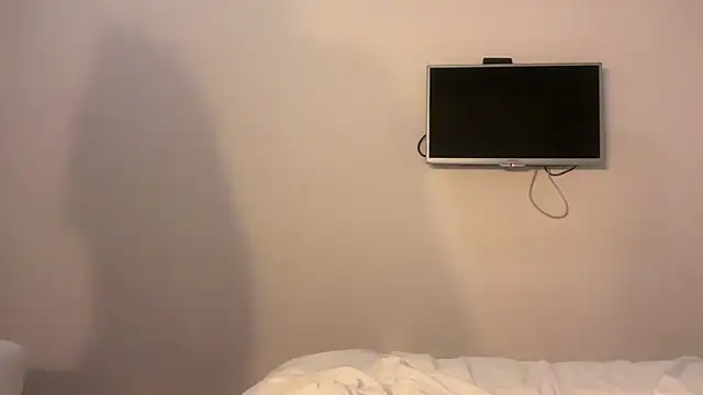 realrockybee1 online show from October 15, 11:18 pm