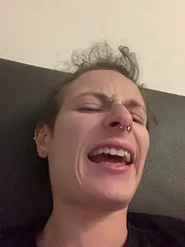 GoldenPussy1329 online show from March 31, 10:10 pm