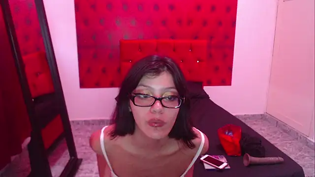 Snapshot of ChloePetite_0 chatting on October 5, 8:47 pm ChloePetite 0 online show from October 5, 8:47 pm