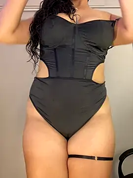 EmilyZuits online show from December 4, 9:15 pm