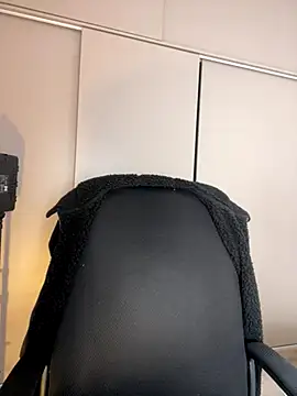 EmilyZuits online show from December 3, 9:06 pm