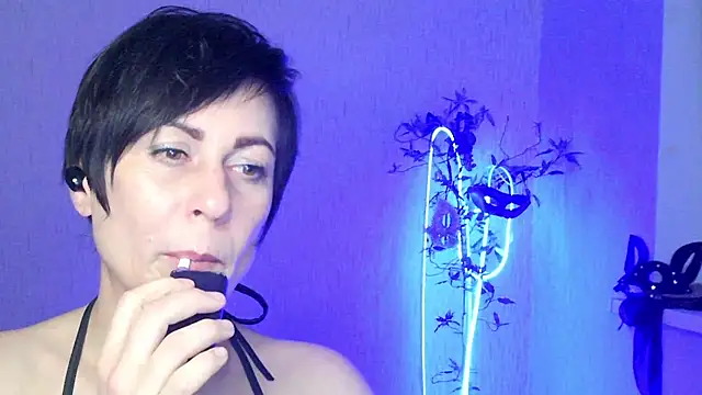 Ashley Brookss online show from November 22, 3:15 pm