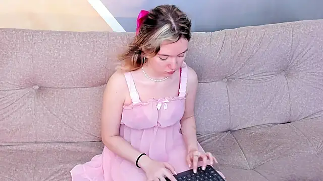 Snapshot of Lucia_Copper chatting on October 12, 1:02 pm Lucia Copper online show from October 12, 1:02 pm