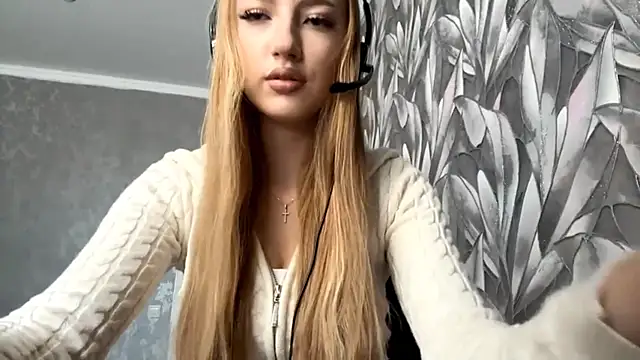Snapshot of HollyCroker chatting on October 13, 8:17 am HollyCroker online show from October 13, 8:17 am