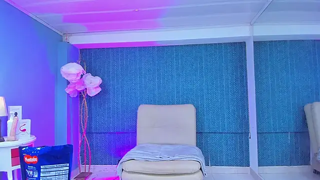 LeaMoreau22 online show from December 20, 12:42 pm