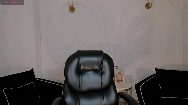 NatalieLewis online show from June 19, 11:57 am