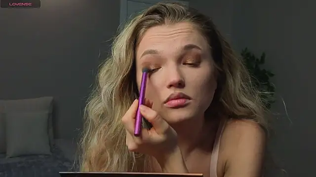 JulieLupo online show from December 23, 9:02 am