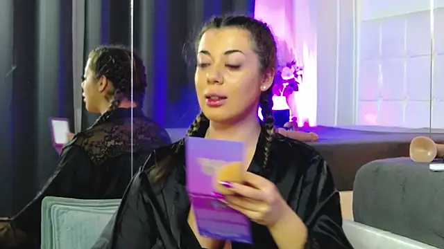 Snapshot of BellaDavey chatting on October 8, 8:13 pm BellaDavey online show from October 8, 8:13 pm