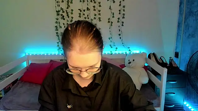 Snapshot of shy_elina01 chatting on October 4, 10:10 am shy elina01 online show from October 4, 10:10 am
