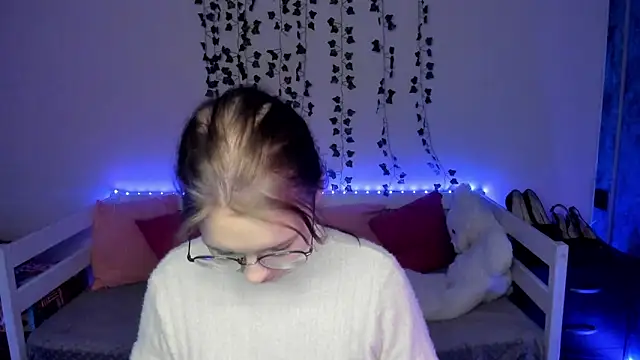 Snapshot of shy_elina01 chatting on October 18, 10:40 am shy elina01 online show from October 18, 10:40 am