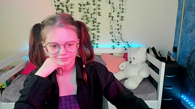 Snapshot of shy_elina01 chatting on October 2, 11:37 am shy elina01 online show from October 2, 11:37 am