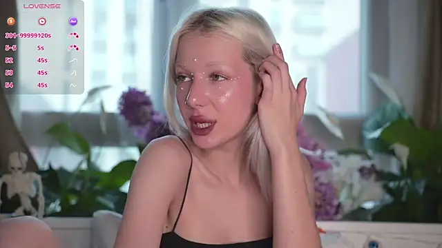 RanyThomson online show from October 29, 1:37 pm