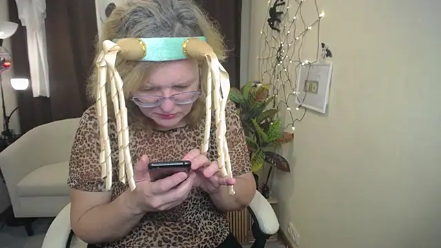 VestaWoody online show from November 6, 7:25 am