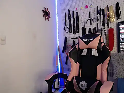 Aron and Queen Annie online show from December 21, 7:40 pm