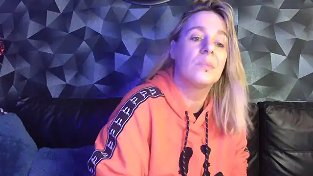 Delichieuse5 online show from November 3, 8:35 pm