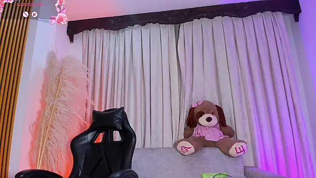 alejagarcia  online show from January 11, 8:47 pm