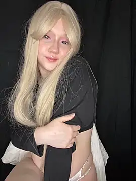 Snapshot of Darling_Bri_ chatting on October 12, 9:33 am Darling Bri online show from October 12, 9:33 am