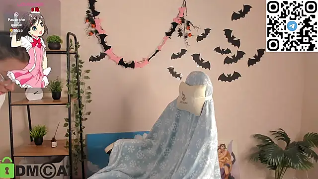 Nuura Moore online show from November 6, 1:11 am