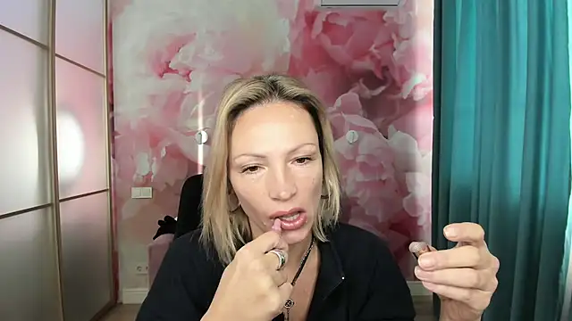 Snapshot of AlinaMoor chatting on October 21, 5:33 am AlinaMoor online show from October 21, 5:33 am