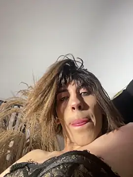 SiaraRealist online show from April 2, 1:47 am