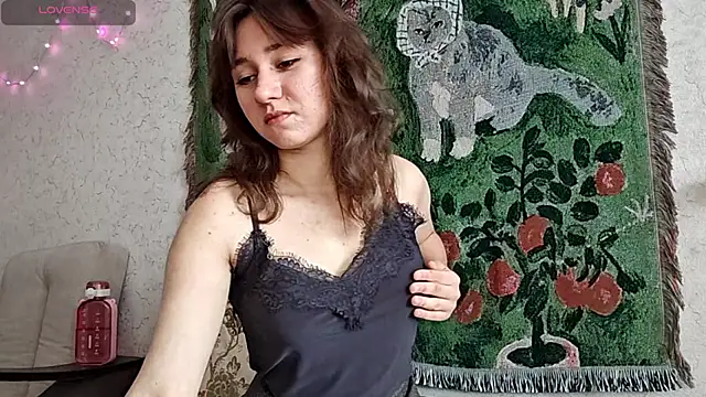 MiaLovelyOne online show from April 12, 9:45 am