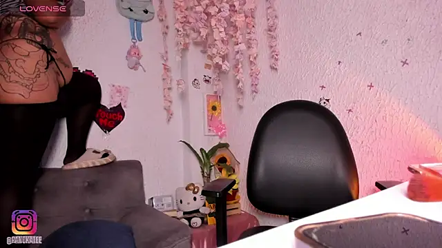 Emilycollei online show from May 9, 6:37 am