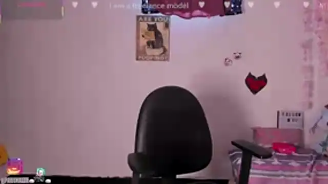 Emilycollei online show from November 13, 3:55 pm