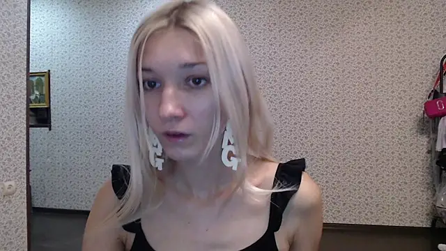 Snapshot of maybe_doll chatting on October 14, 7:16 pm maybe doll online show from October 14, 7:16 pm