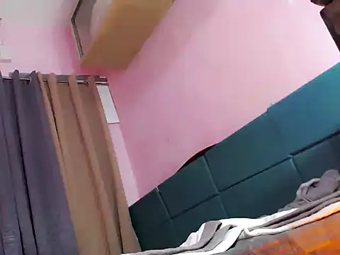 chix2001 online show from December 3, 11:40 pm