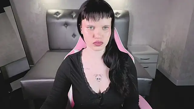 MaqueenWinsor online show from October 18, 5:04 pm