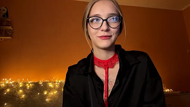 EvaPeace online show from October 11, 5:15 pm