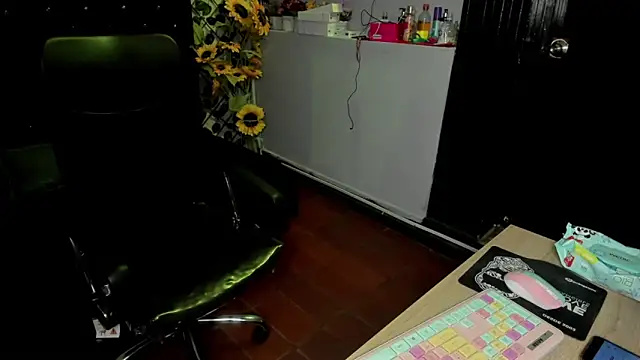 Yaluz Naugthy online show from March 21, 4:01 pm