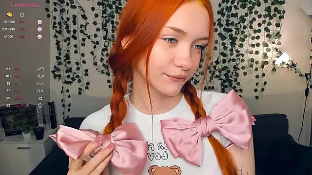 Snapshot of Foxy_blush chatting on October 19, 9:06 pm Foxy blush online show from October 19, 9:06 pm