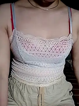 YiyinLy online show from July 10, 12:38 pm